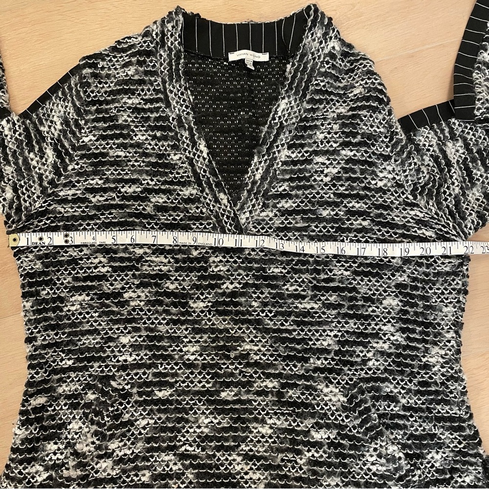VIVIAN WONG Stylish Black and White V-neck Sweater - Picture 8 of 9